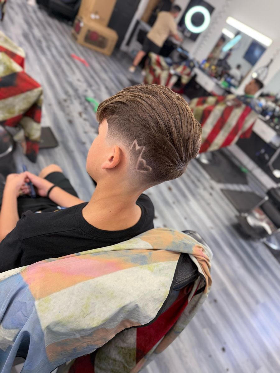 Primer plano de un corte fade recién hecho a un cliente visto de espaldas
